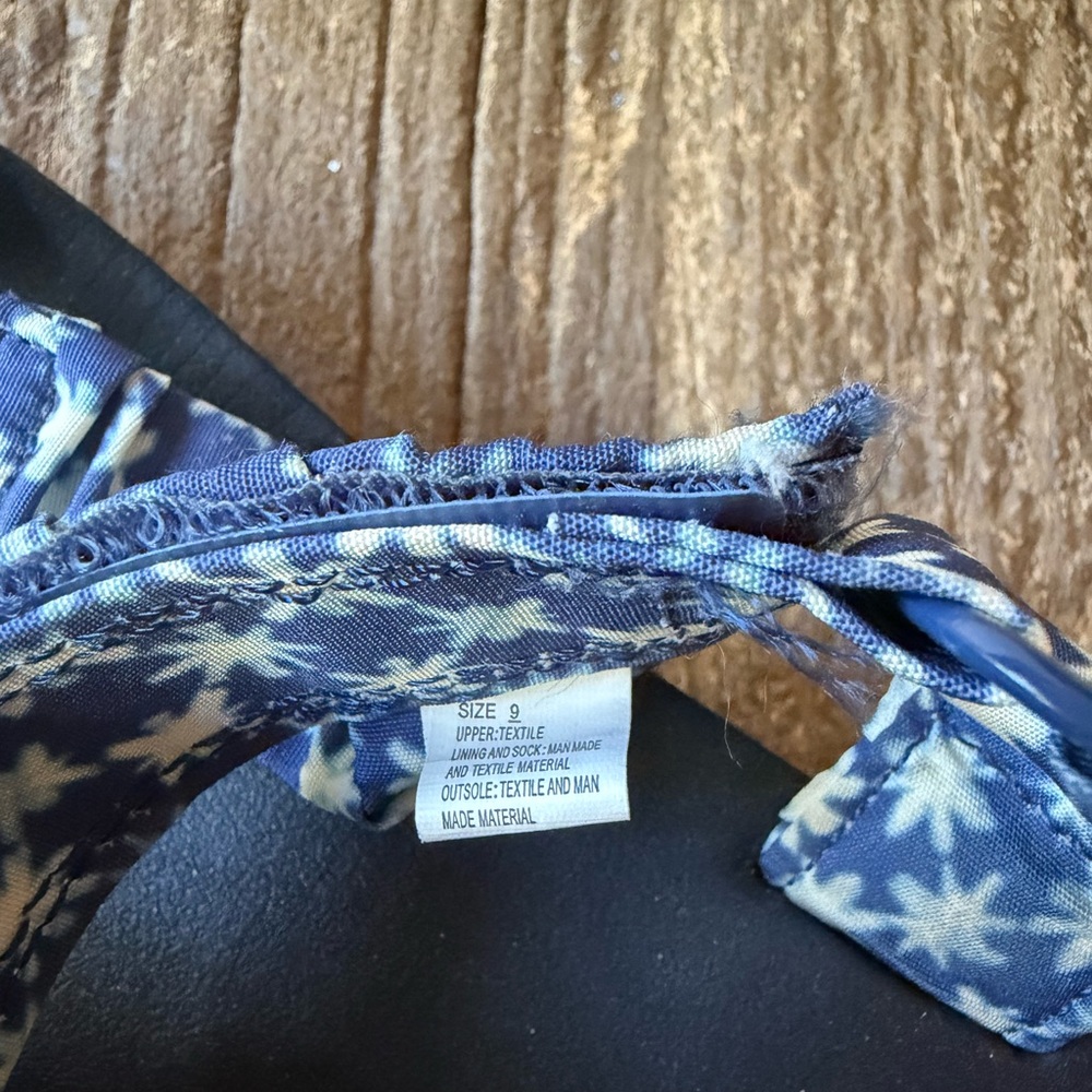 Universal Thread Slip-On Sandals Size 9 - Picture 5 of 6